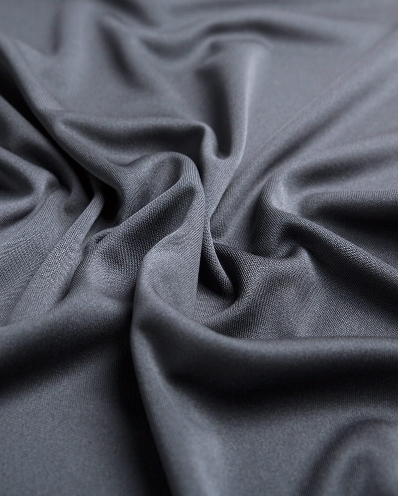 Pružnosť a elasticita pletených látok: Prečo sú vhodné na športové a aktívne oblečenie?