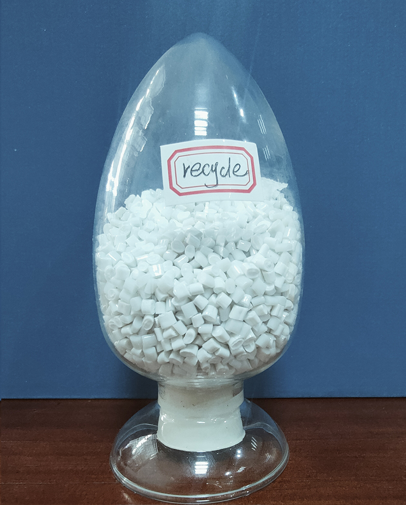 Recyklované polyesterové čipy vysokej čistoty pre textilné tkaniny na pleteniny